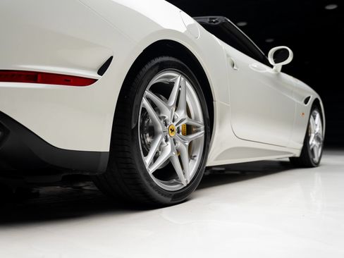 Used 2015 Ferrari California T RWD image 85