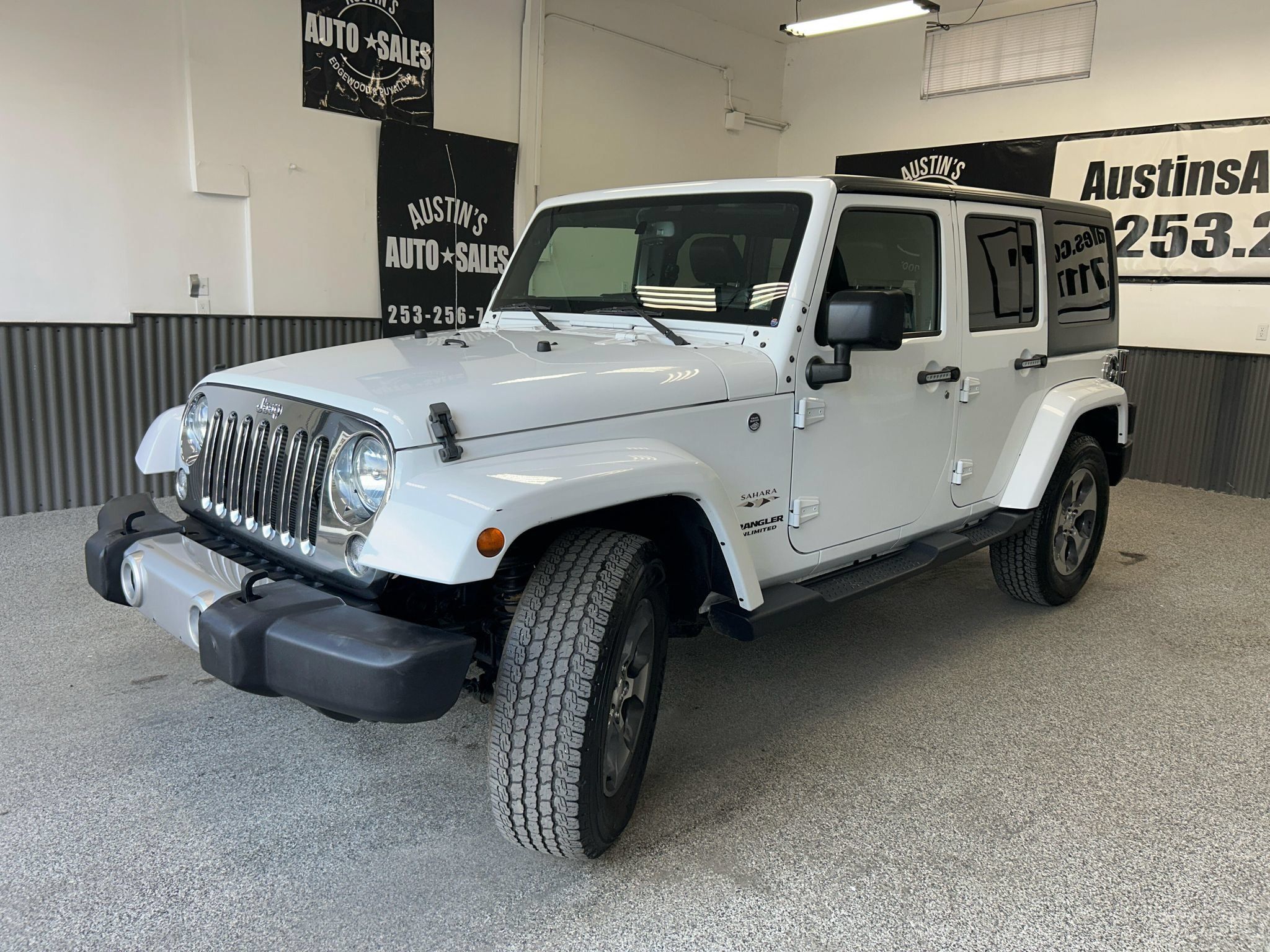 Used 2017 Jeep Wrangler Unlimited Sahara AWD/4WD image 3