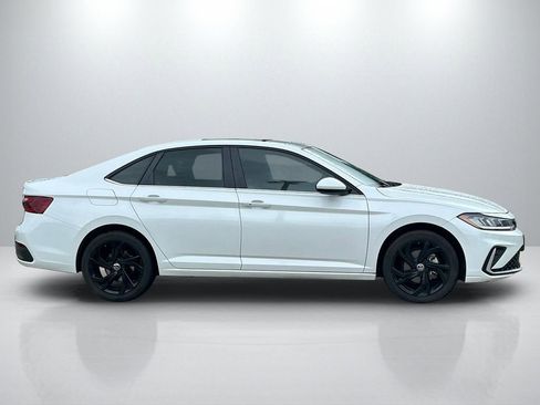 Used 2025 Volkswagen Jetta SE FWD image 4