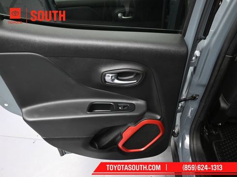 Used 2017 Jeep Renegade Trailhawk w/ Premium Trailhawk Package image 25