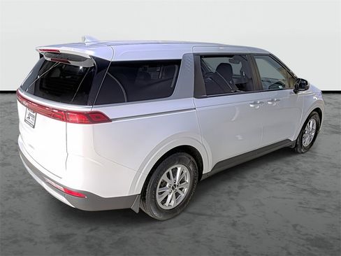 Used 2022 Kia Carnival LX image 4