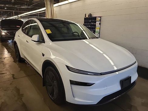 Used 2026 Tesla Model Y Long Range image 3