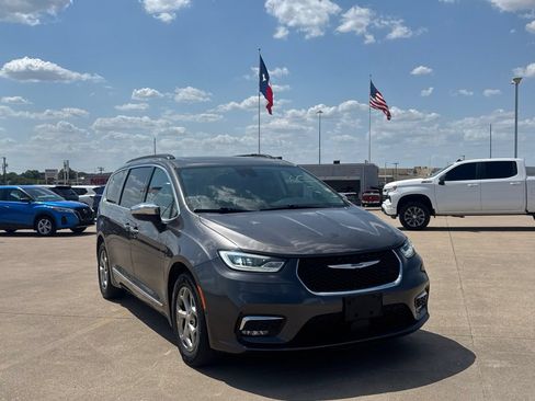 Used 2023 Chrysler Pacifica Limited FWD image 2
