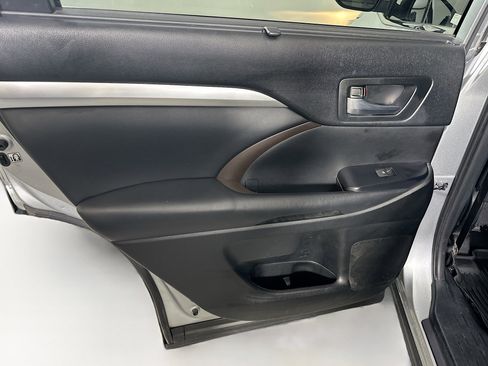 Used 2019 Toyota Highlander XLE image 27