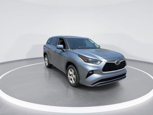 Used 2023 Toyota Highlander LE FWD image 2