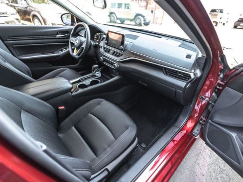 Used 2024 Nissan Altima 2.5 SV FWD image 24