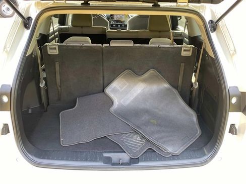 Used 2020 Toyota Highlander L w/ Phone Cable & Charge Package image 29