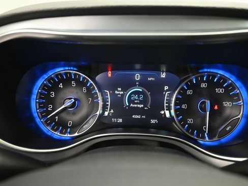 Used 2025 Chrysler Pacifica Limited image 10