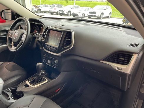 Used 2018 Jeep Cherokee Trailhawk AWD/4WD image 18