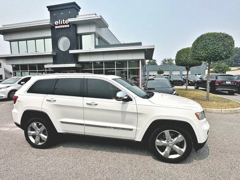 Used 2011 Jeep Grand Cherokee Overland AWD/4WD image 10