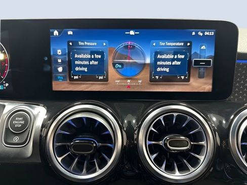 Used 2025 Mercedes-Benz GLB 250 4MATIC image 23