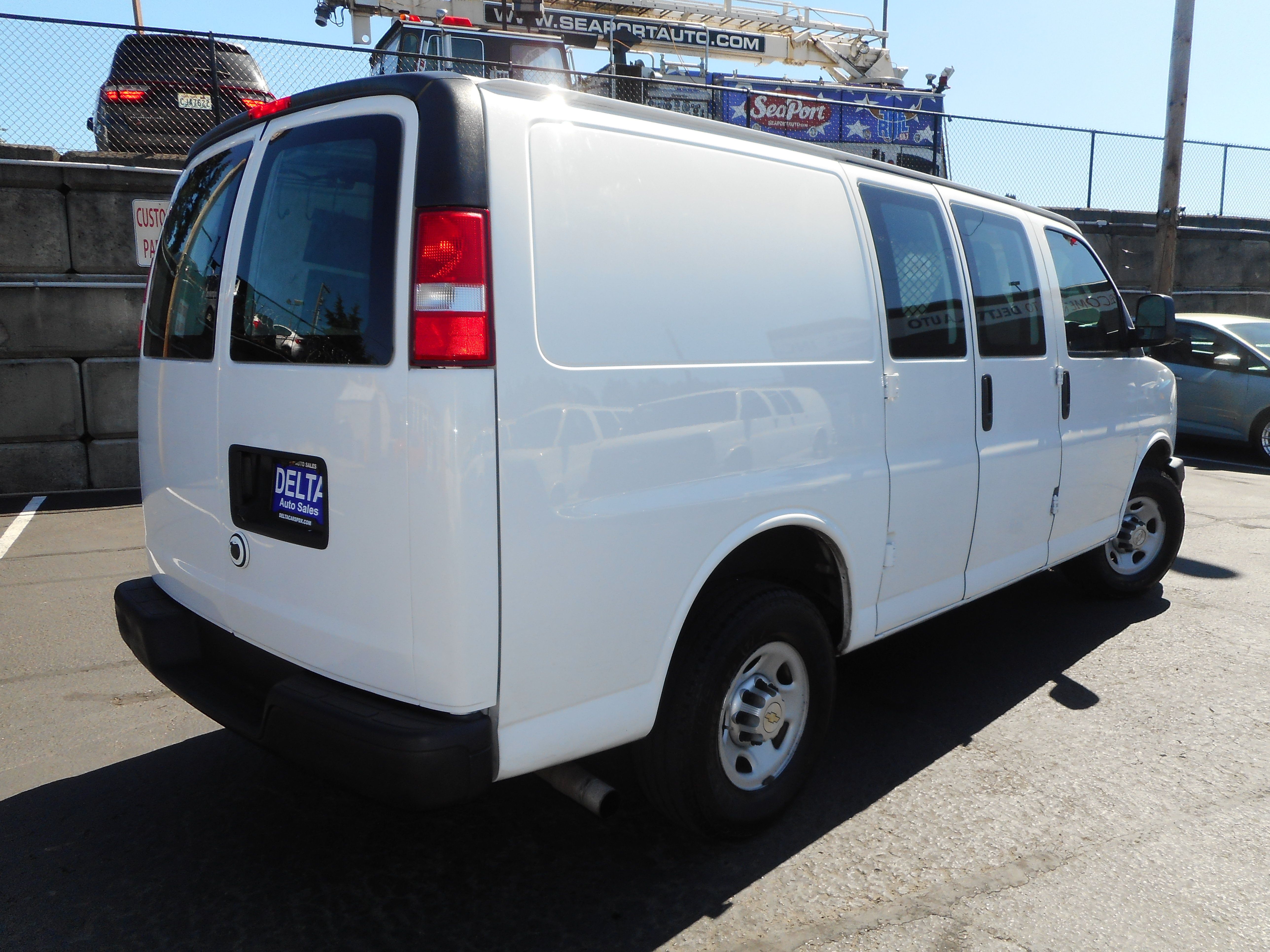 Used 2016 Chevrolet Express 2500 RWD image 7