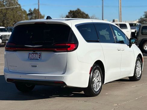 New 2026 Chrysler Pacifica Select image 3