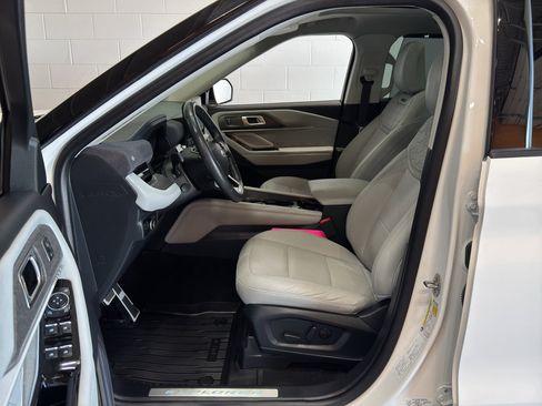 Used 2025 Ford Explorer Platinum w/ LUX Leather Package AWD/4WD image 16