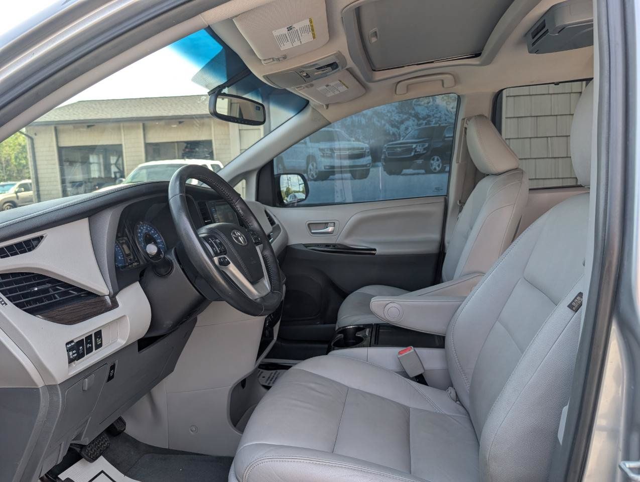 Used 2017 Toyota Sienna XLE w/ XLE Navigation Package FWD image 13
