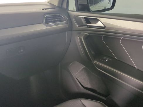 Used 2022 Volkswagen Tiguan SE FWD image 19