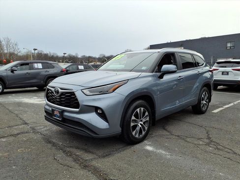 Certified 2023 Toyota Highlander XLE image 3