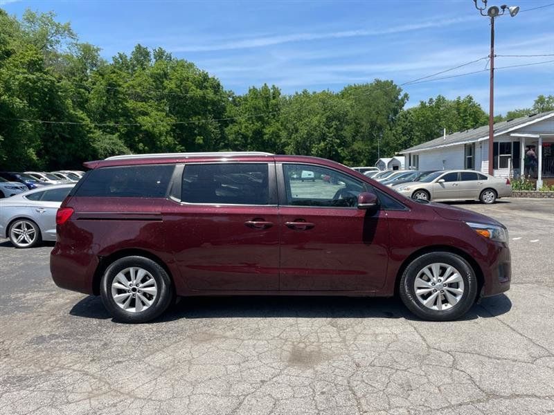 Used 2017 Kia Sedona LX w/ LX Essentials Premium Package FWD image 4