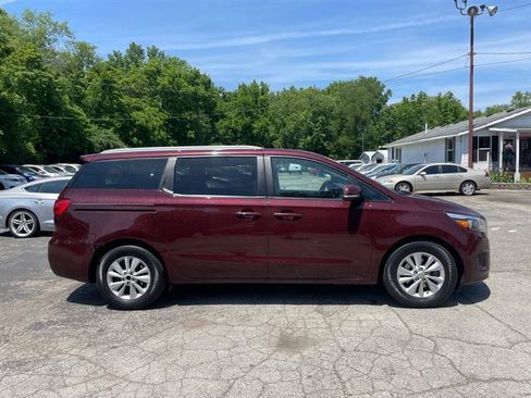 Used 2017 Kia Sedona LX w/ LX Essentials Premium Package FWD image 4