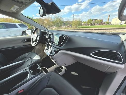 Used 2024 Chrysler Pacifica Touring-L FWD image 27
