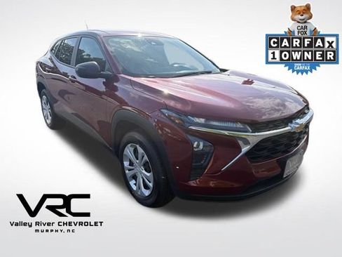 Used 2025 Chevrolet Trax LS FWD image 1