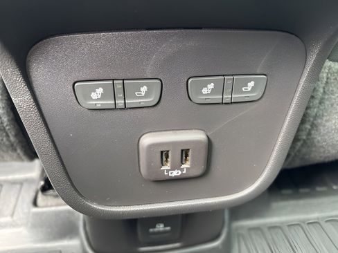 Used 2023 Chevrolet Equinox Premier AWD/4WD image 13