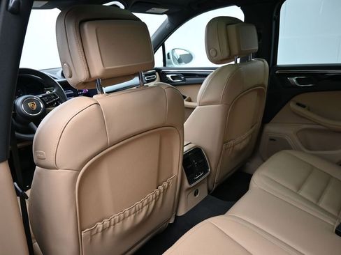 Certified 2025 Porsche Macan AWD/4WD image 8