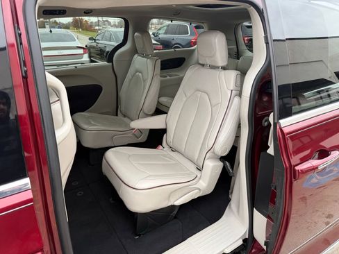 Used 2020 Chrysler Pacifica Limited image 24
