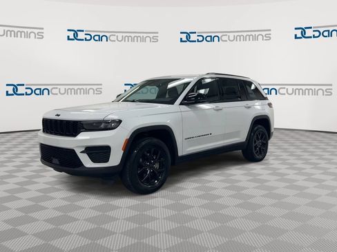 Used 2025 Jeep Grand Cherokee Altitude AWD/4WD image 4