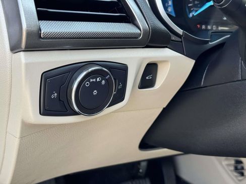 Used 2019 Ford Fusion SE image 9