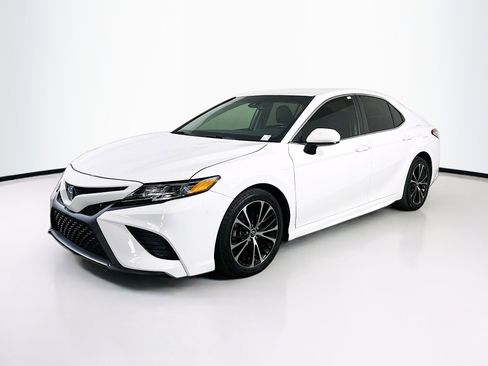 Used 2018 Toyota Camry SE image 3