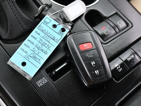 Used 2022 Toyota Highlander XLE FWD image 24