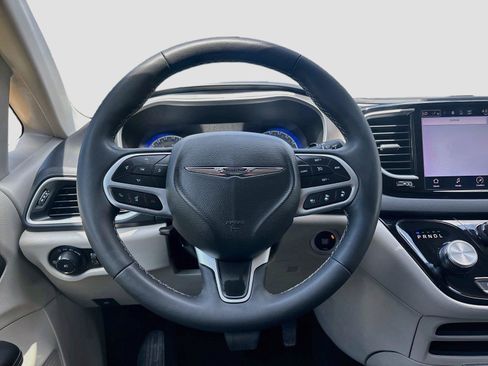 Used 2023 Chrysler Pacifica Touring-L FWD image 14