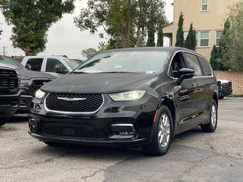 New 2026 Chrysler Pacifica Select image 1