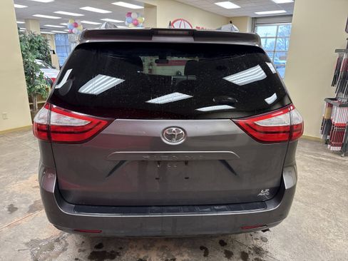 Used 2018 Toyota Sienna LE image 10