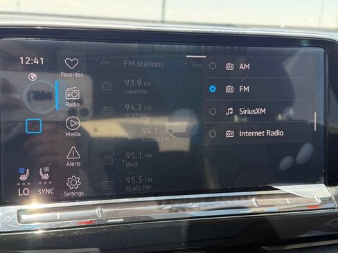 Used 2024 Volkswagen Atlas SE w/ Panoramic Sunroof Package FWD image 25