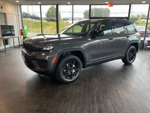 New 2025 Jeep Grand Cherokee Laredo image 7