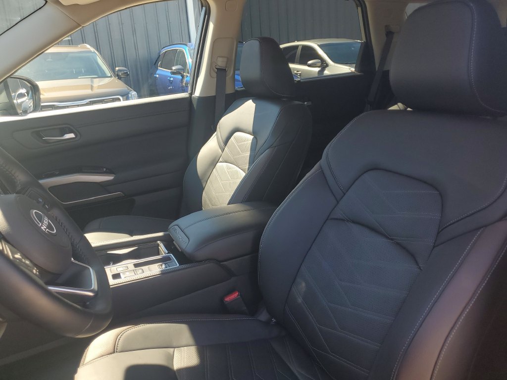 Used 2025 Nissan Pathfinder Platinum w/ Cargo Package FWD image 24