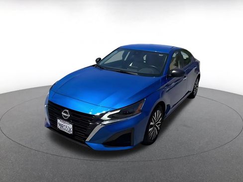 Used 2025 Nissan Altima 2.5 SV FWD image 7
