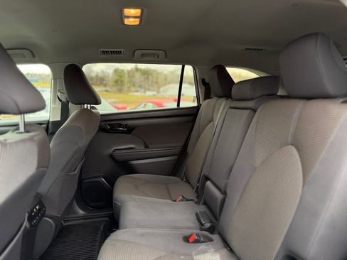 Used 2024 Toyota Highlander LE image 9