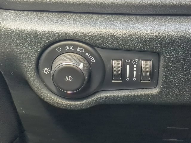 Certified 2026 Chrysler Pacifica Select FWD image 28