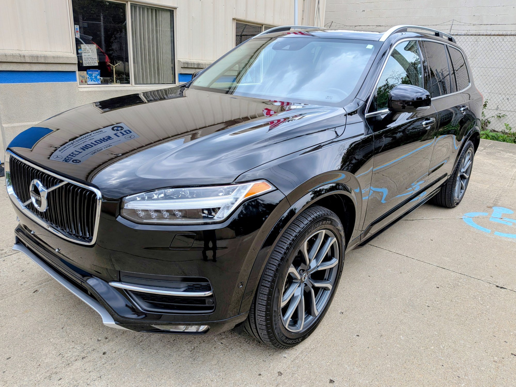 Used 2018 Volvo XC90 T6 Momentum w/ Convenience Package AWD/4WD image 1