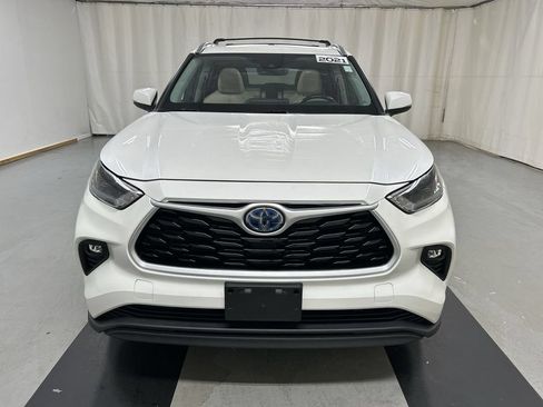 Used 2021 Toyota Highlander XLE AWD/4WD image 3