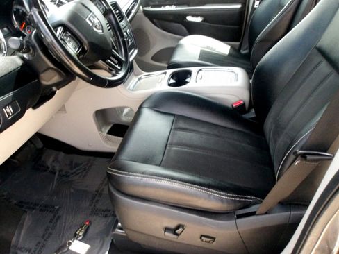 Used 2019 Dodge Grand Caravan SXT image 17