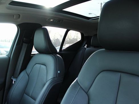 Used 2025 Volvo XC40 B5 Plus image 15