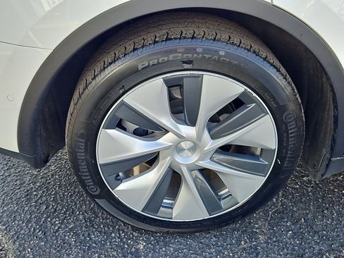 Used 2022 Tesla Model Y Long Range image 31