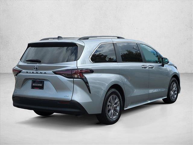 Used 2025 Toyota Sienna XLE FWD image 5