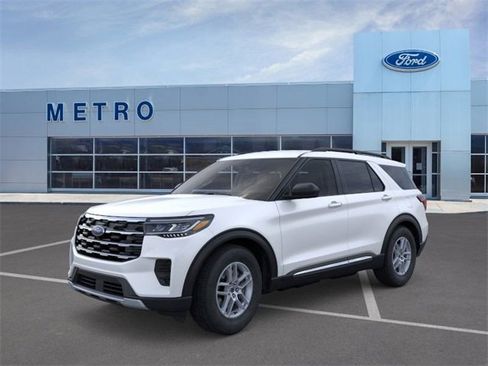 Used 2025 Ford Explorer Active image 2