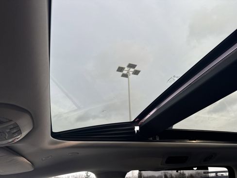 Used 2018 Chrysler Pacifica Touring-L Plus image 19