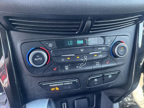 Used 2018 Ford Escape SE w/ SE Sport Appearance Package FWD image 16